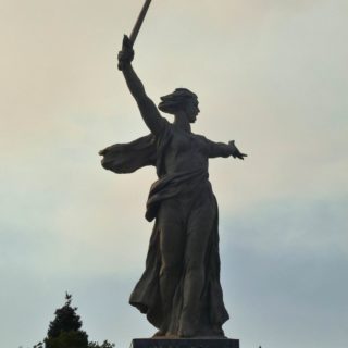 Родина-мать на Мамаевом кургане в Волгограде