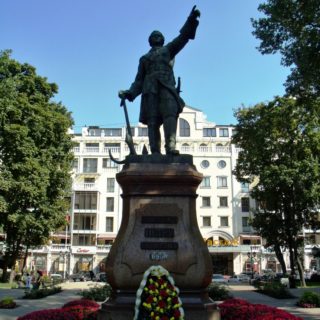 Памятник Петру I в петровском сквере в Воронеже